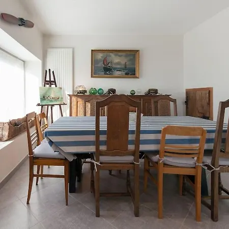La De Pascal, Vue Villa